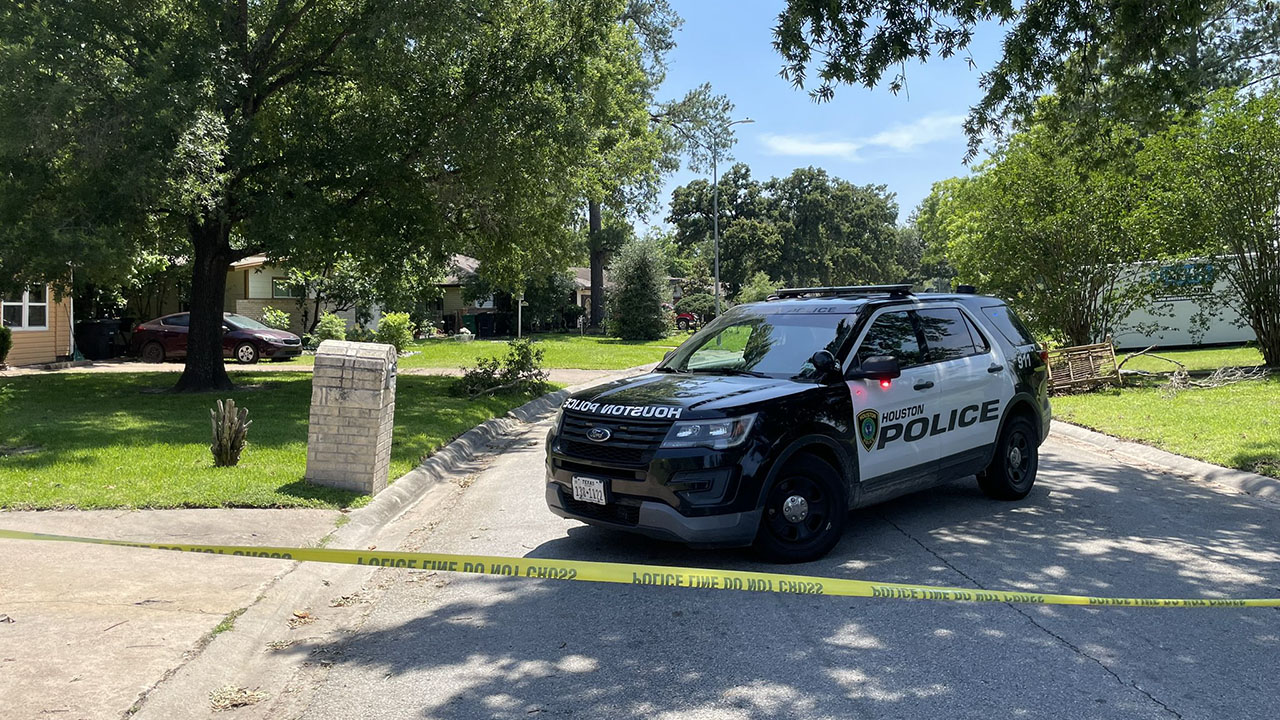 Northeast Houston shooting on Gore Drive hospitalizes two men, suspects flee in sedan, HPD says - Vimarsana News
