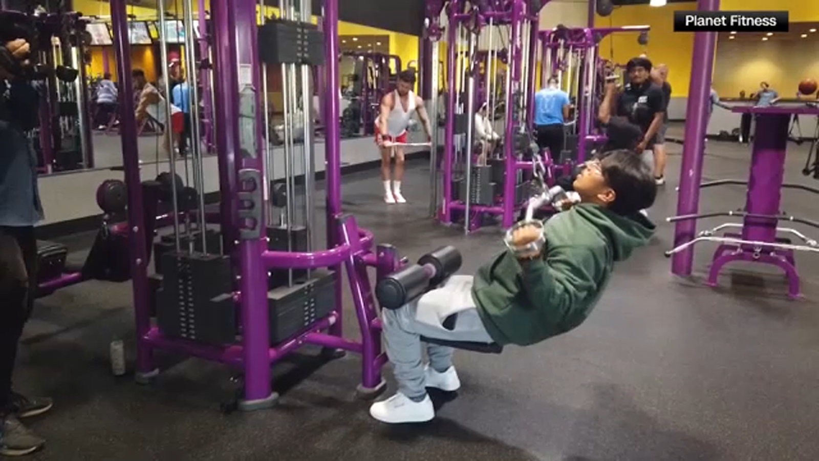 Fitness offering teens free gym memberships in summer of 2024 ABC7 Los Angeles