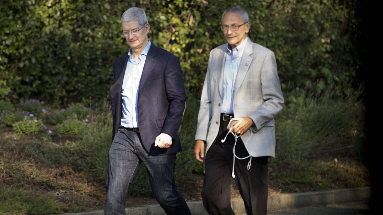 Hillary Clinton speaks at fundraiser hosted by Apple execs