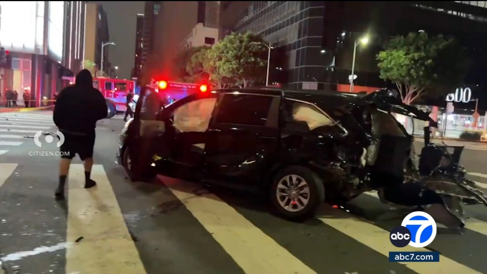 Sospechoso roba una patrulla de policía en el centro de Los Ángeles y ...