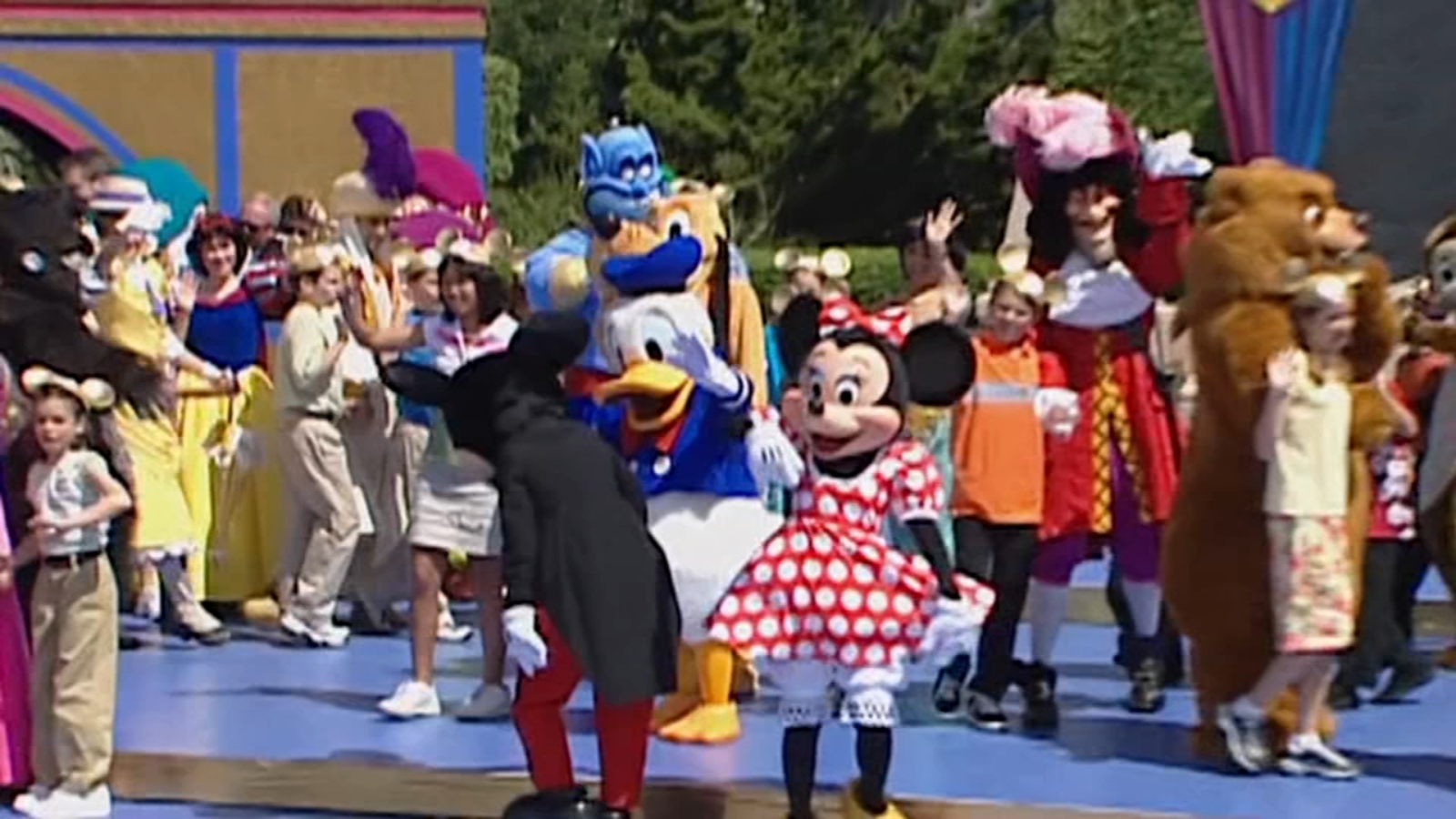Disneyland character and parade performers in California vote to join labor union