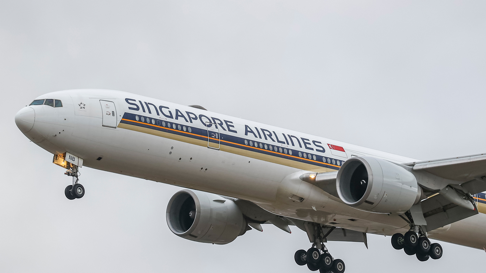 1 dead, others injured after 'severe' turbulence on Singapore Airlines flight, carrier says