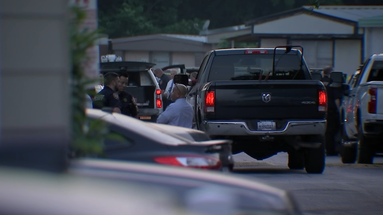 Harris County deputy shoots man who allegedly charged at authorities with metal bat, HCSO says