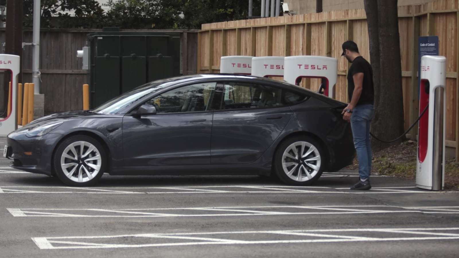 Thefts of charging cables pose yet another obstacle to appeal of electric vehicles