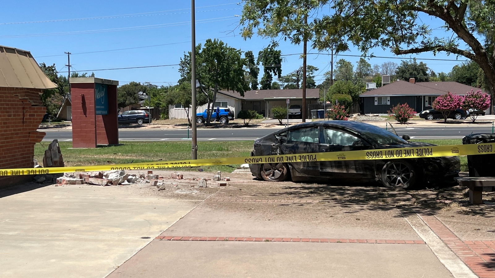 2 people injured following 3-car crash in northeast Fresno