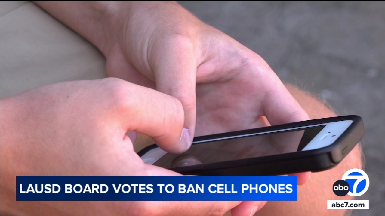 LAUSD board votes to ban student cellphone use during school day