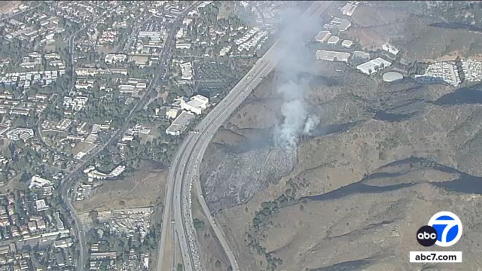 Crews battle brush fire in Thousand Oaks, 5 acres burned - ABC7 Los Angeles