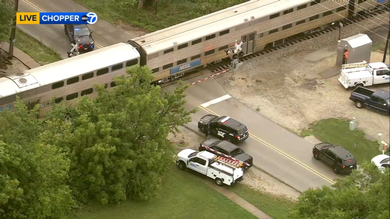 metra-southwest-service-line-train-strikes-pedestrian-near-laraway-road-in-new-lenox-abc7-chicago
