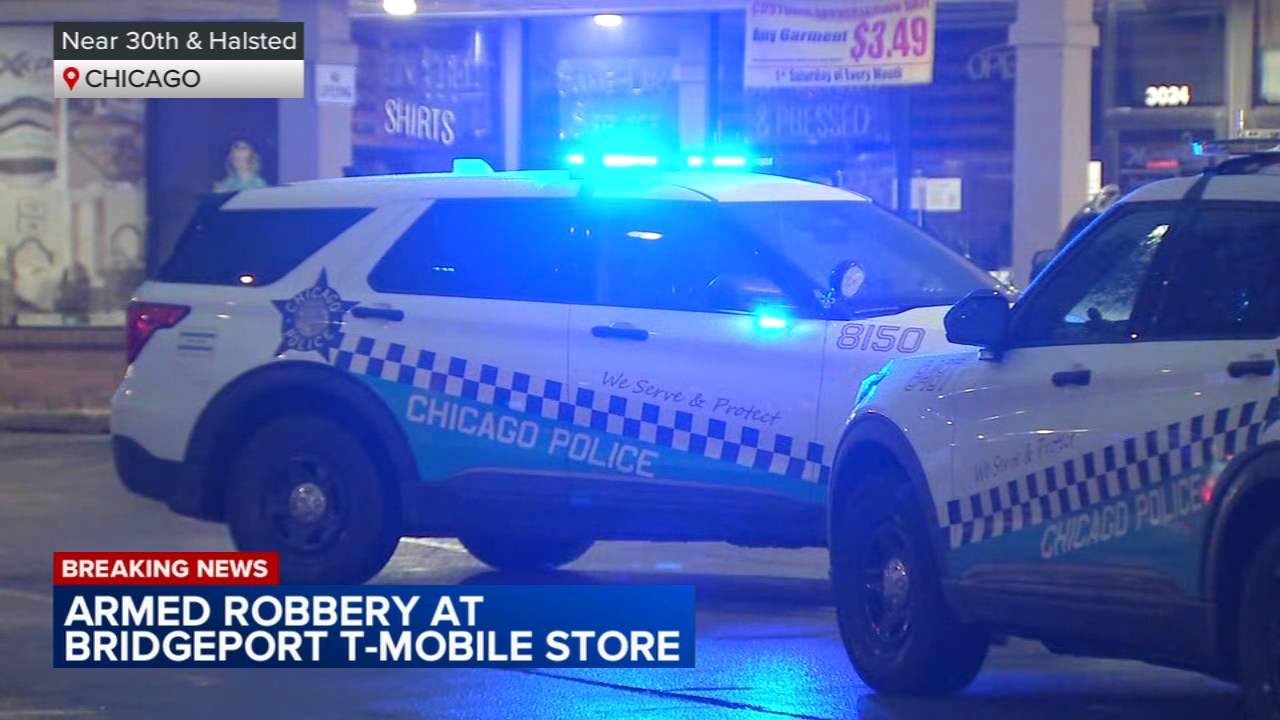 2 thieves rob T-Mobile store at gunpoint on SW Side: CPD