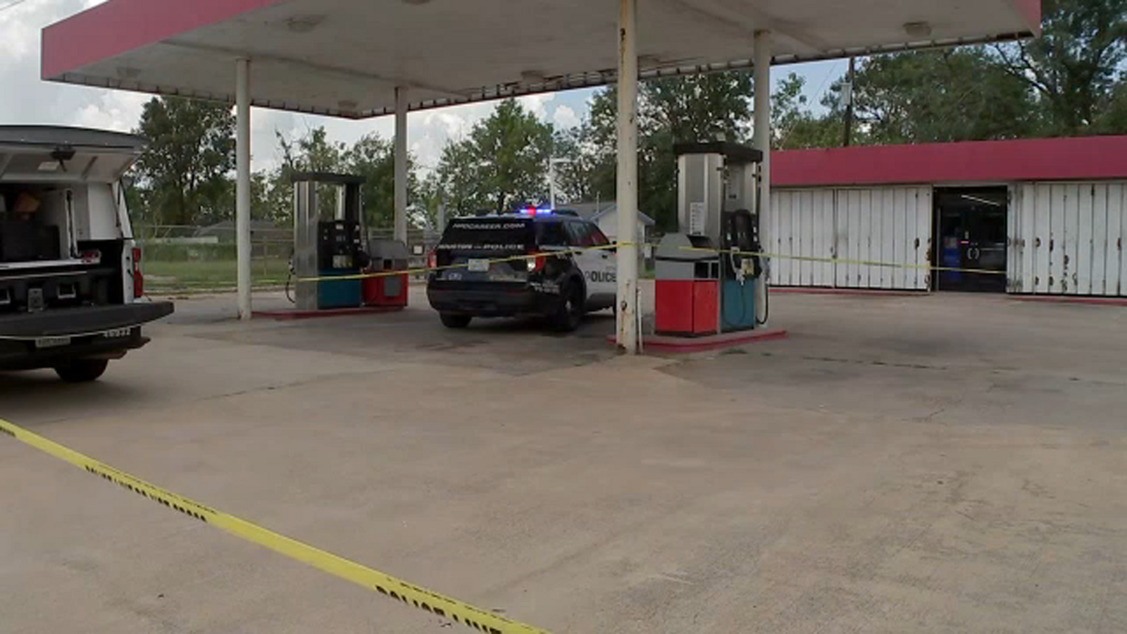 Homicide Investigation Underway After Man Found Fatally Shot Outside Se Houston Gas Station On 1413