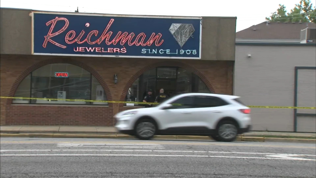 Man charged in 2022 shooting, robbery at south suburban jewelry store