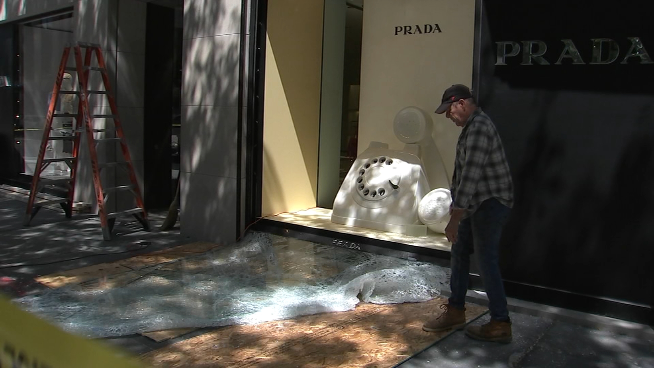 Smash-and-grab thieves target Gold Coast Prada store: CPD