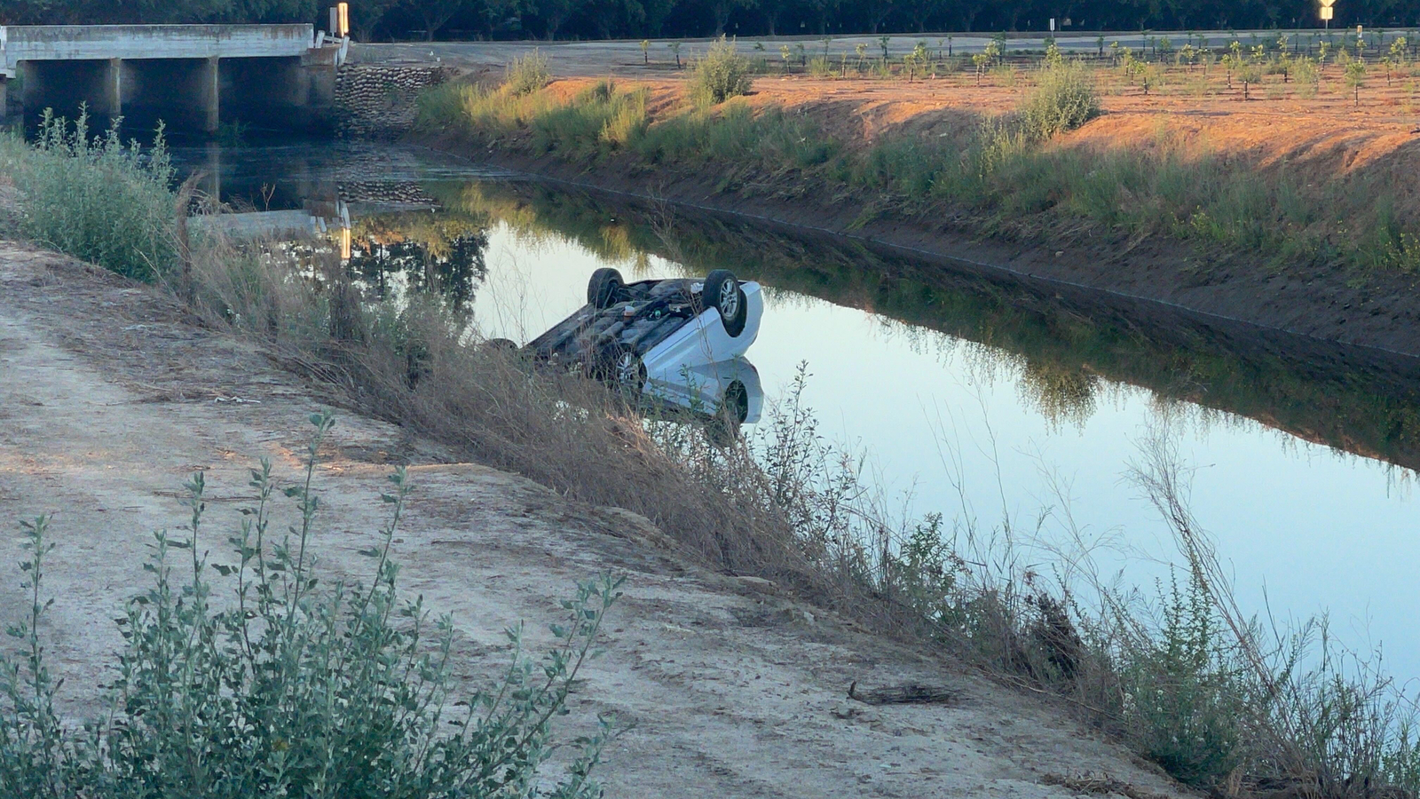 1 dead after crashing car into canal near Sanger, authorities say