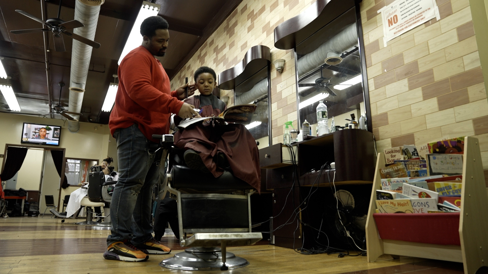 barbershop-books-cultivates-joy-of-reading-among-black-boys-abc13-houston