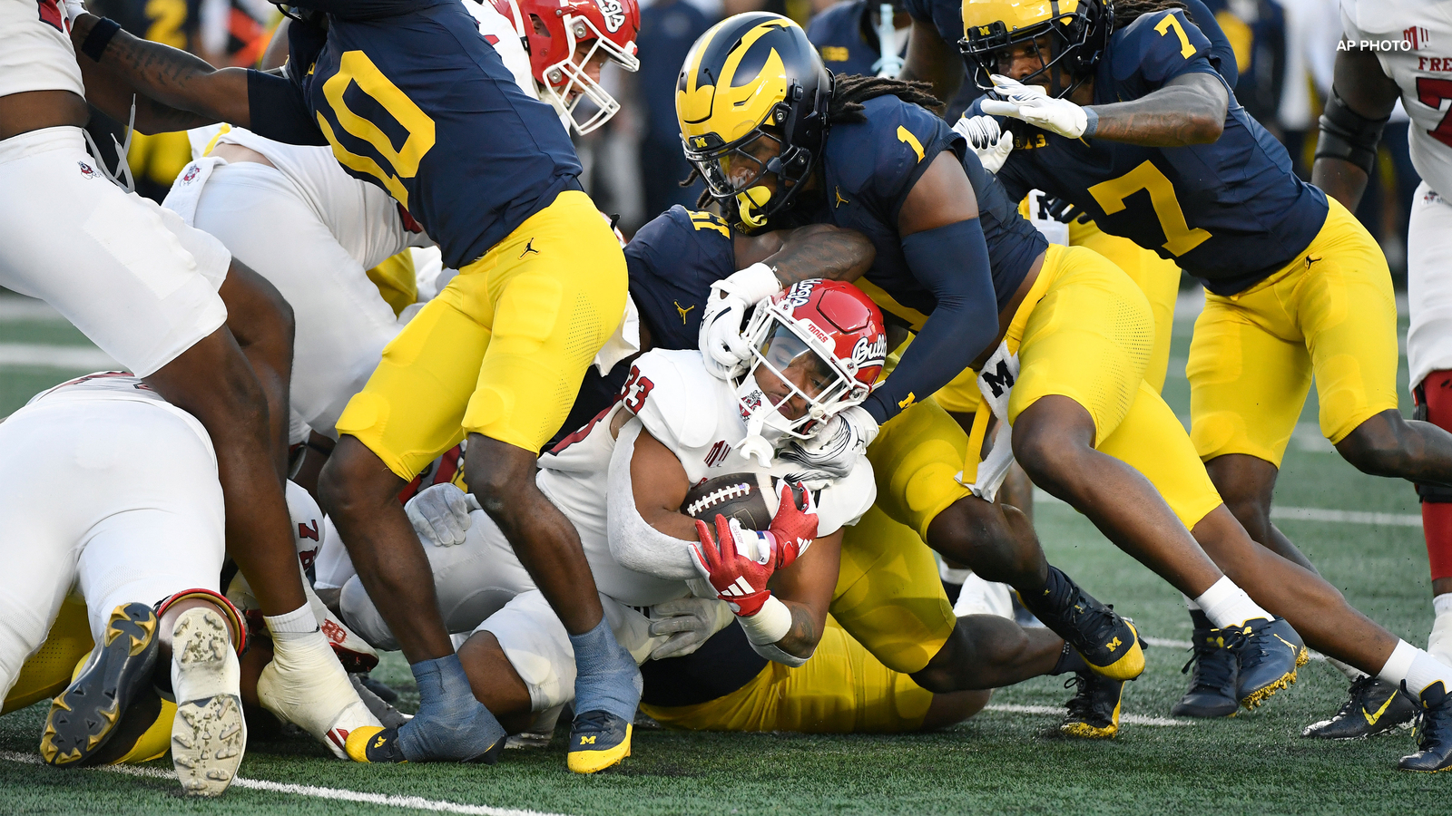 No. 9 Michigan begins defense of national title with 30-10 win over Fresno State