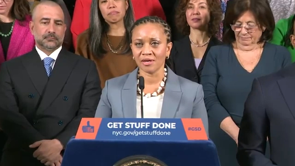 Extra Time: FBI search of NYC officials; woman's inspiring rise