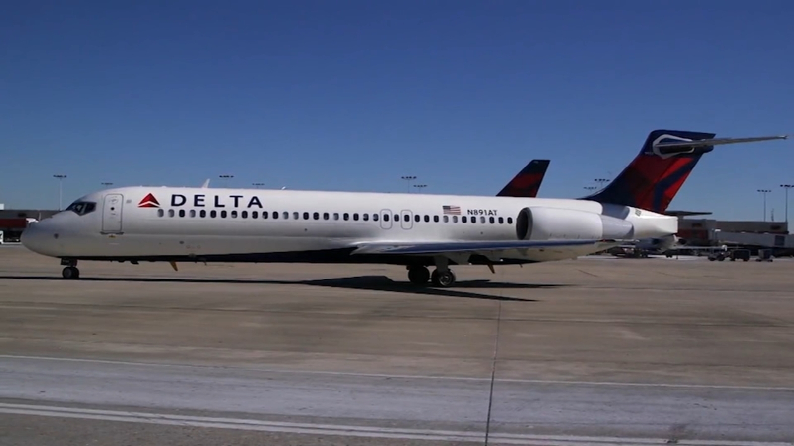 US government orders big US airlines to explain their frequent-flyer programs