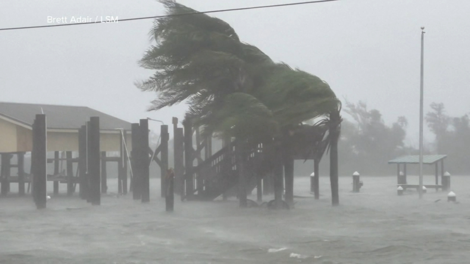 熱帯暴風雨フランシーヌライブ：ハリケーンの風で停電が発生した後、フランシーヌはメキシコ湾岸から内陸に移動して弱まる