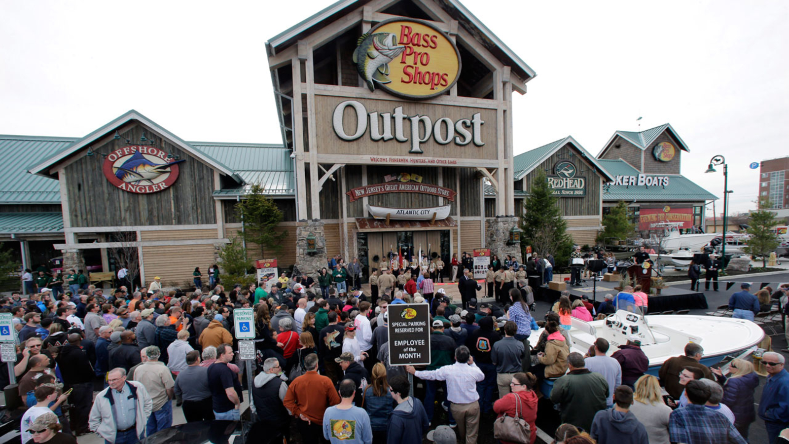 Bass Pro Shops looking to fill 7,000 positions with holiday hiring