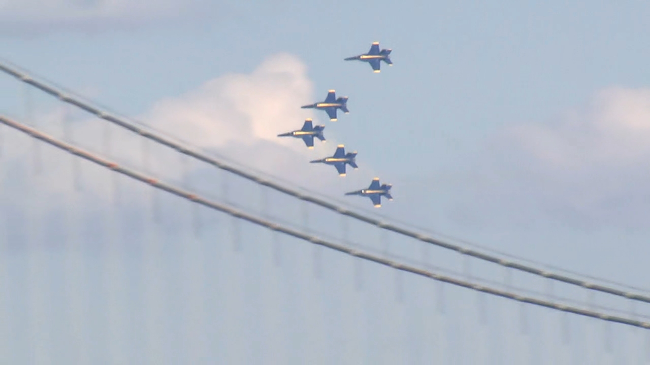 Blue Angels soar over San Francisco Bay!