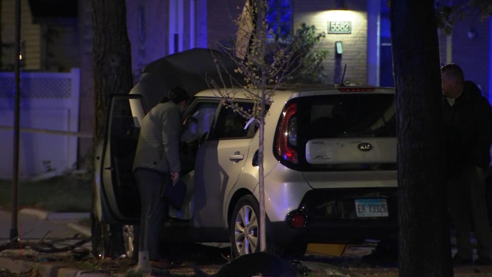 Chicago shooting leaves man dead inside SUV crashed into tree on North ...