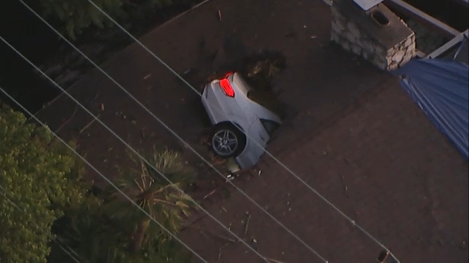 Auto choca contra el techo de una casa en Rancho Palos Verdes ABC7