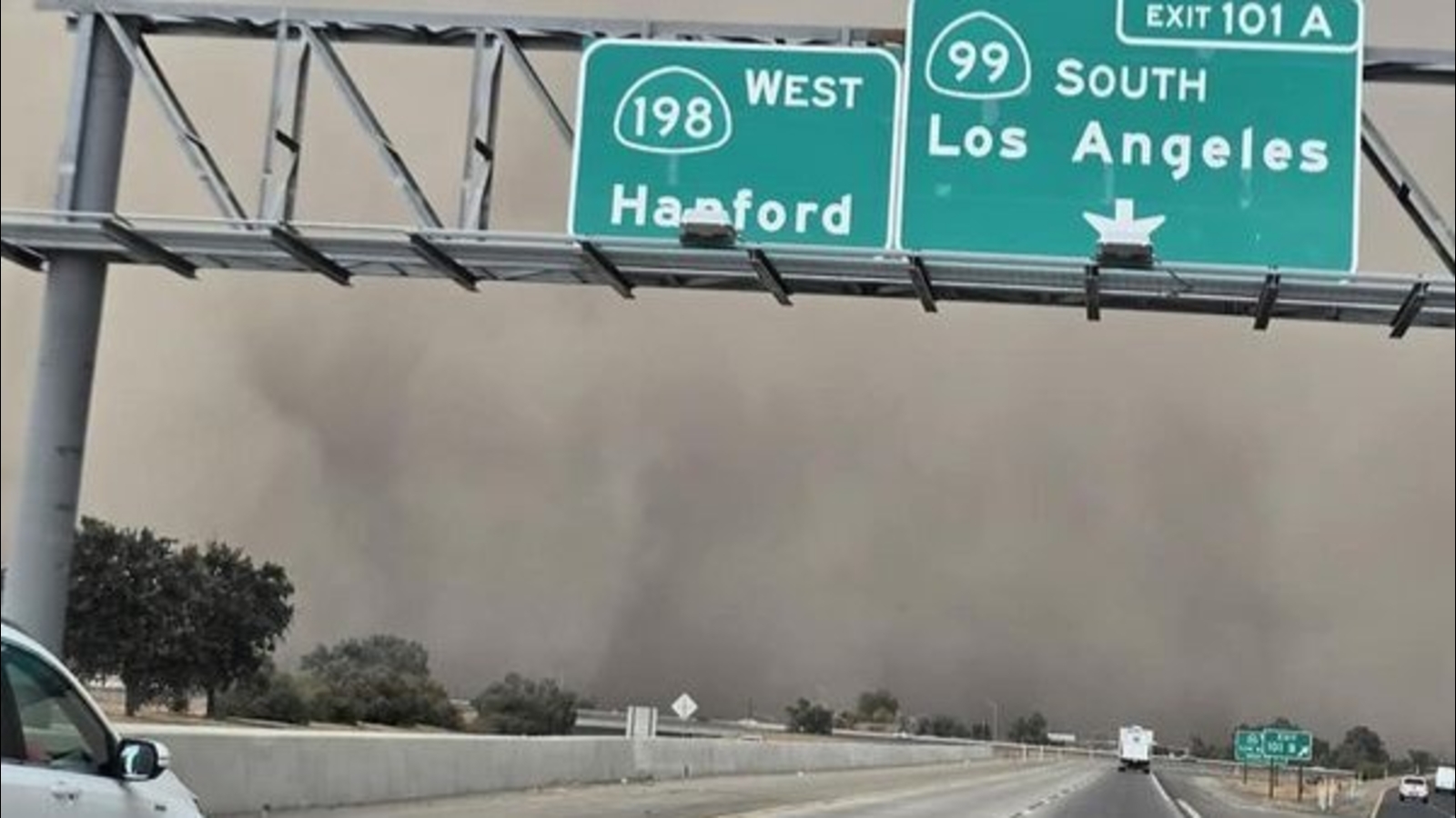 Dust storm knocks out power, causes car crashes across Central Valley