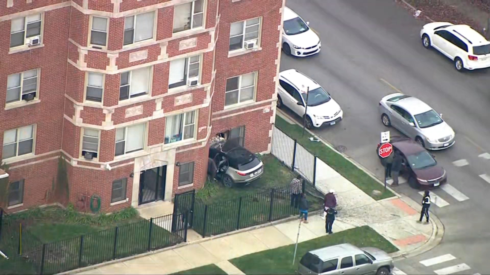 Driver crashes into apartment building in Auburn Gresham at 76th Street ...