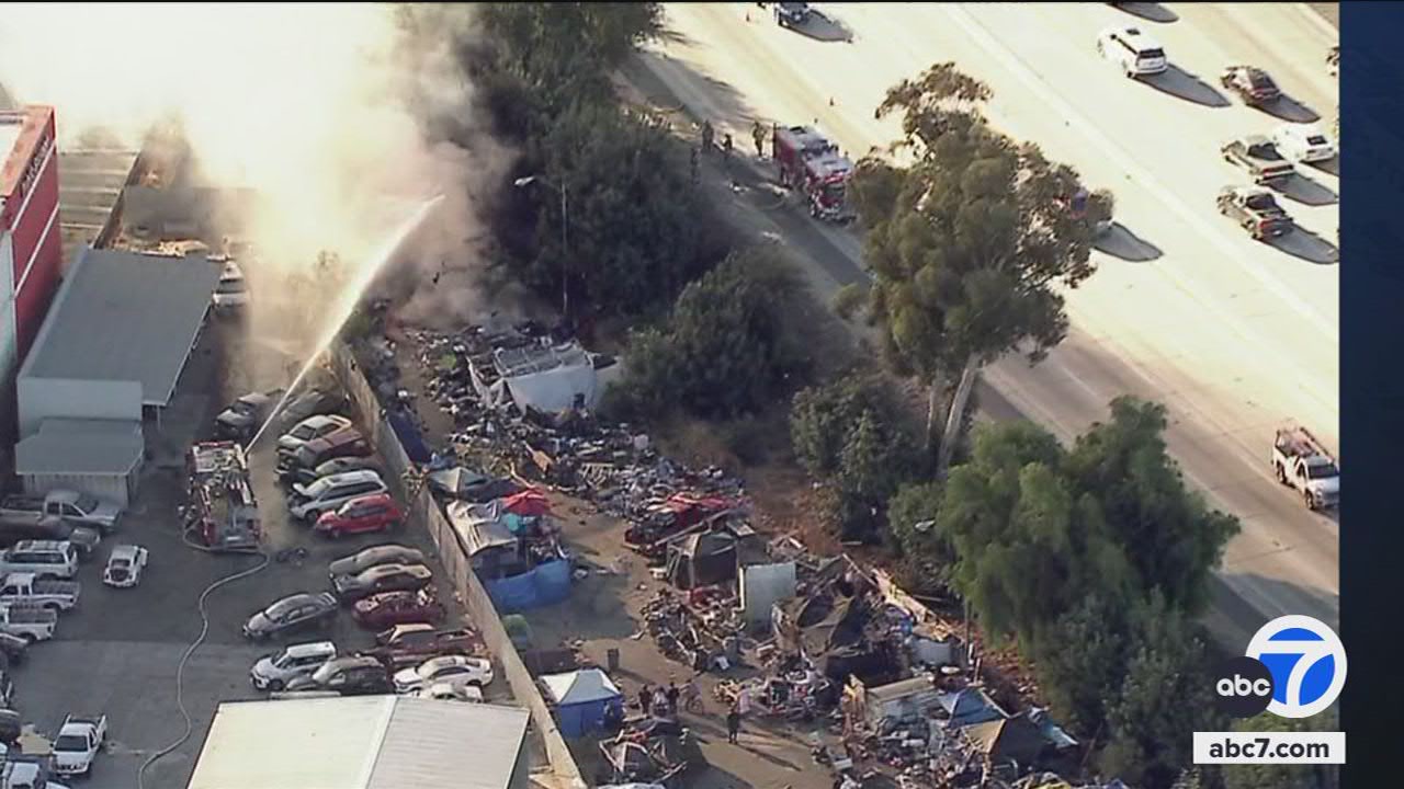 Fire breaks out at homeless encampment off 405 Freeway in Van Nuys