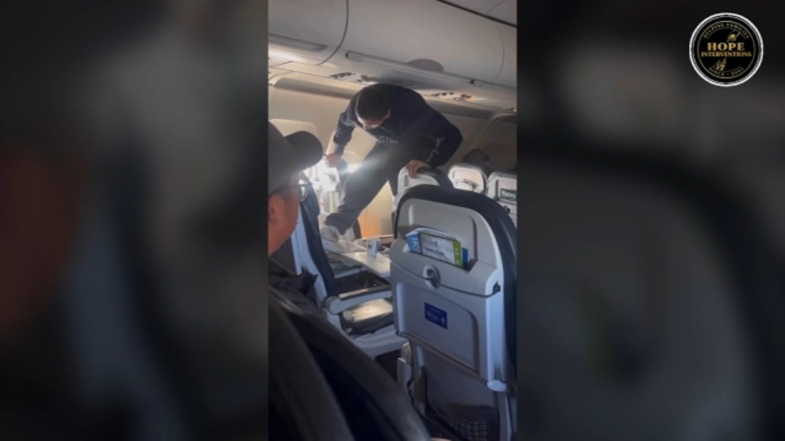 Pasajero conflictivo patea el asiento en un vuelo de United de Austin a