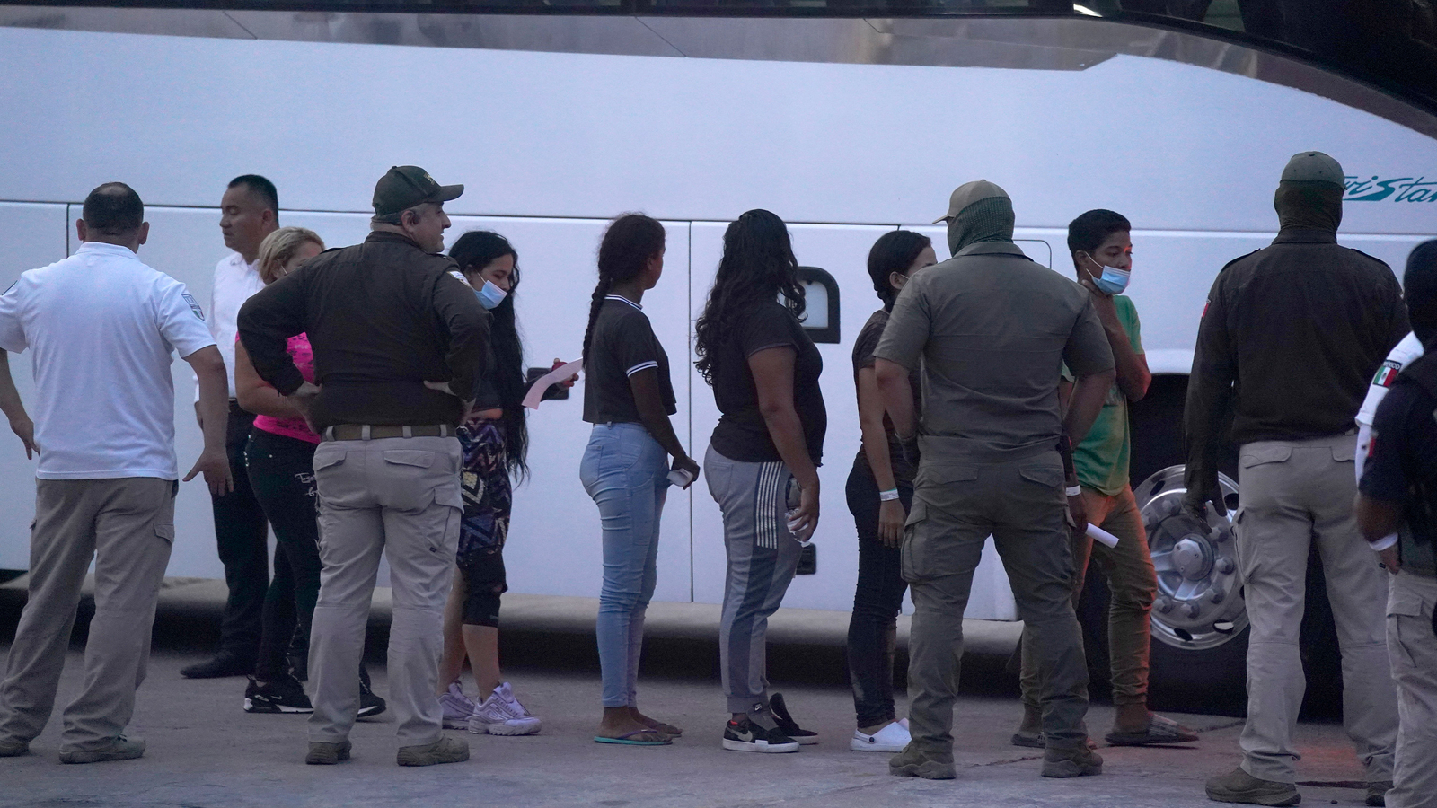 Mexico tests migrant alert app for US detention.
