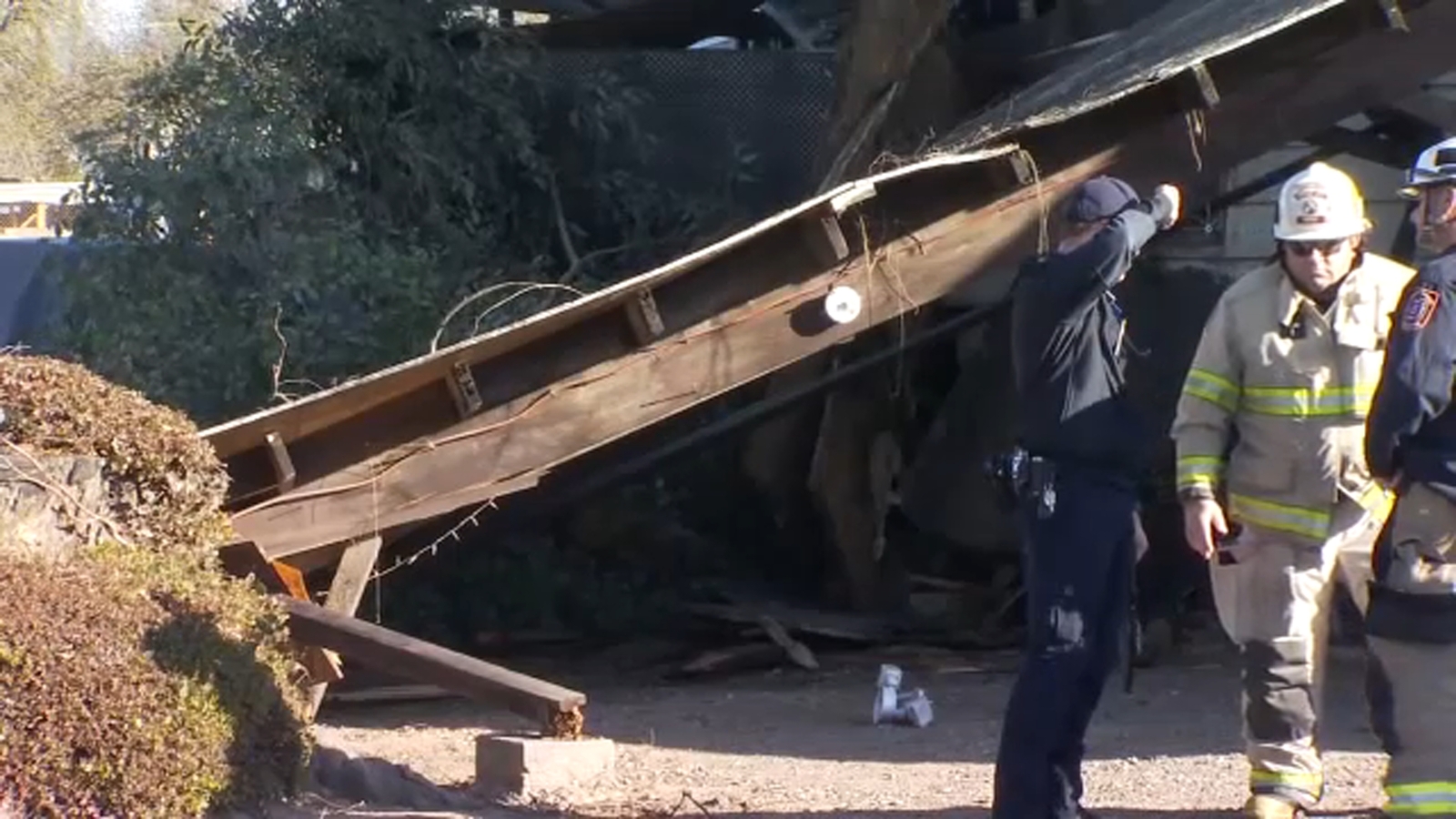 Semi-truck crashes into house in west central Fresno, police say