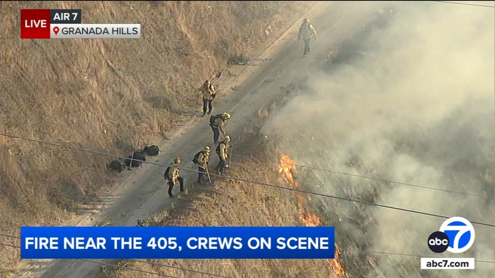 Small grass fire erupts in Granada Hills near 405