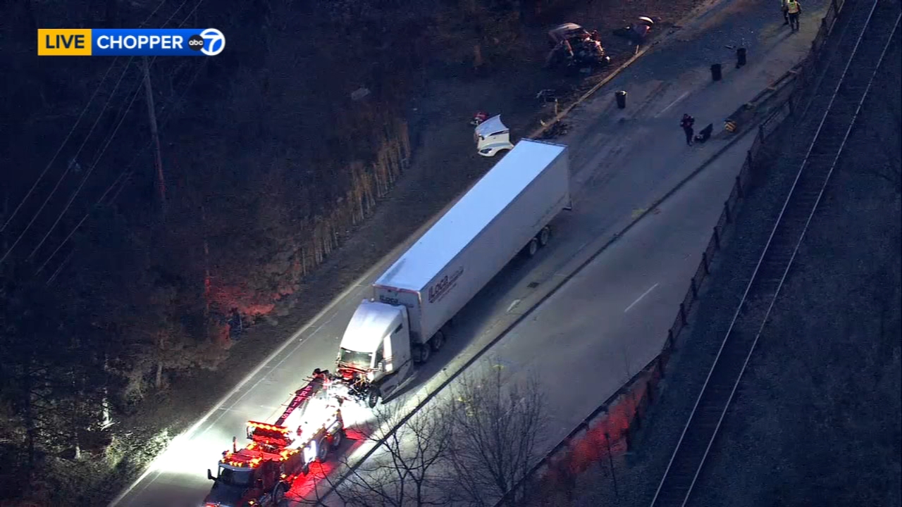 Major crash involving semi in Mundelein shuts down, video shows