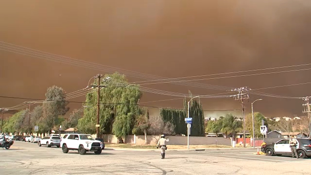 Hughes Fire smoke shrouds Castaic neighborhoods