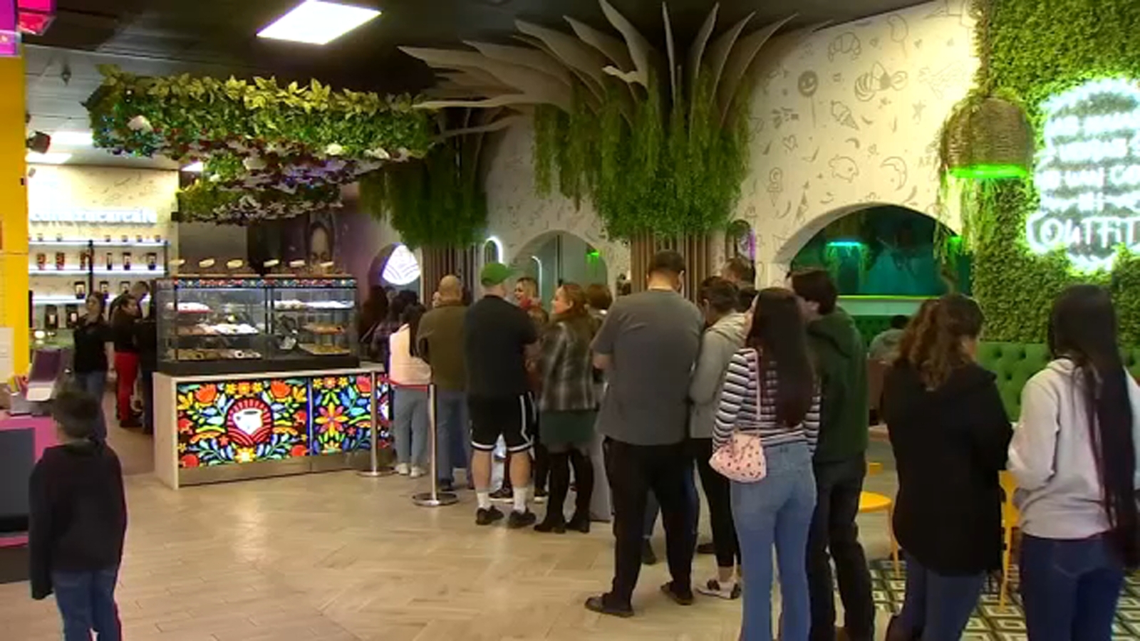 Con Azucar Cafe celebrates its southeast Fresno location's grand opening