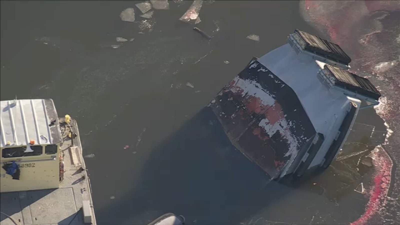Crews responding after boat sinks near Navy Yard in South Philadelphia ...