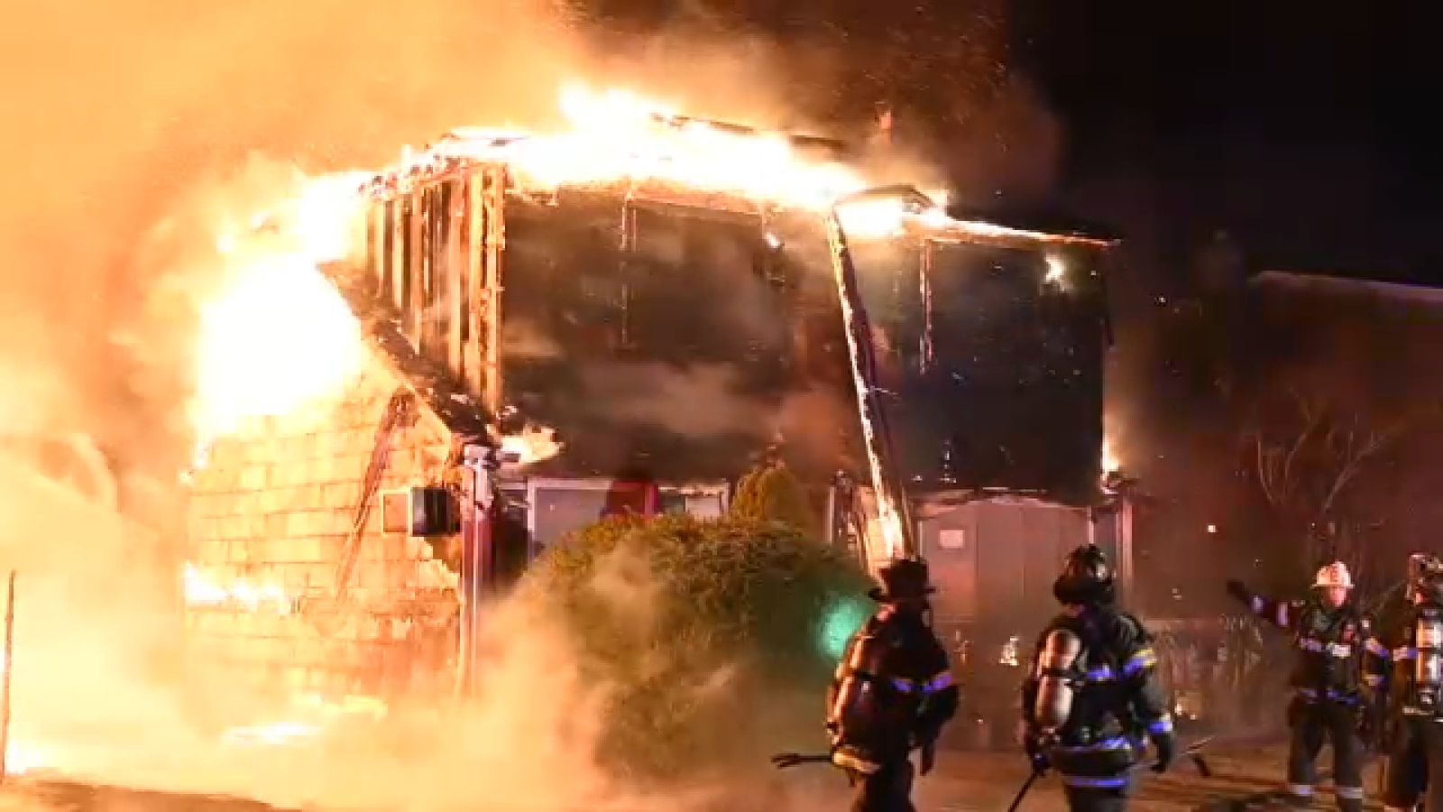 Bay Shore, Suffolk County house fire spreads to 2 neighboring homes, 1 ...