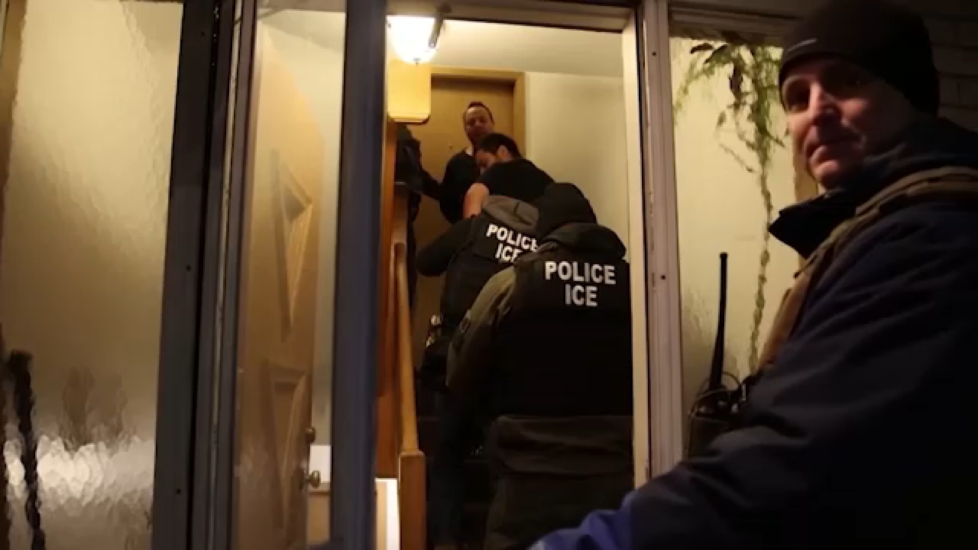 NYC workers given new directive on how to deal with federal immigration enforcement agents