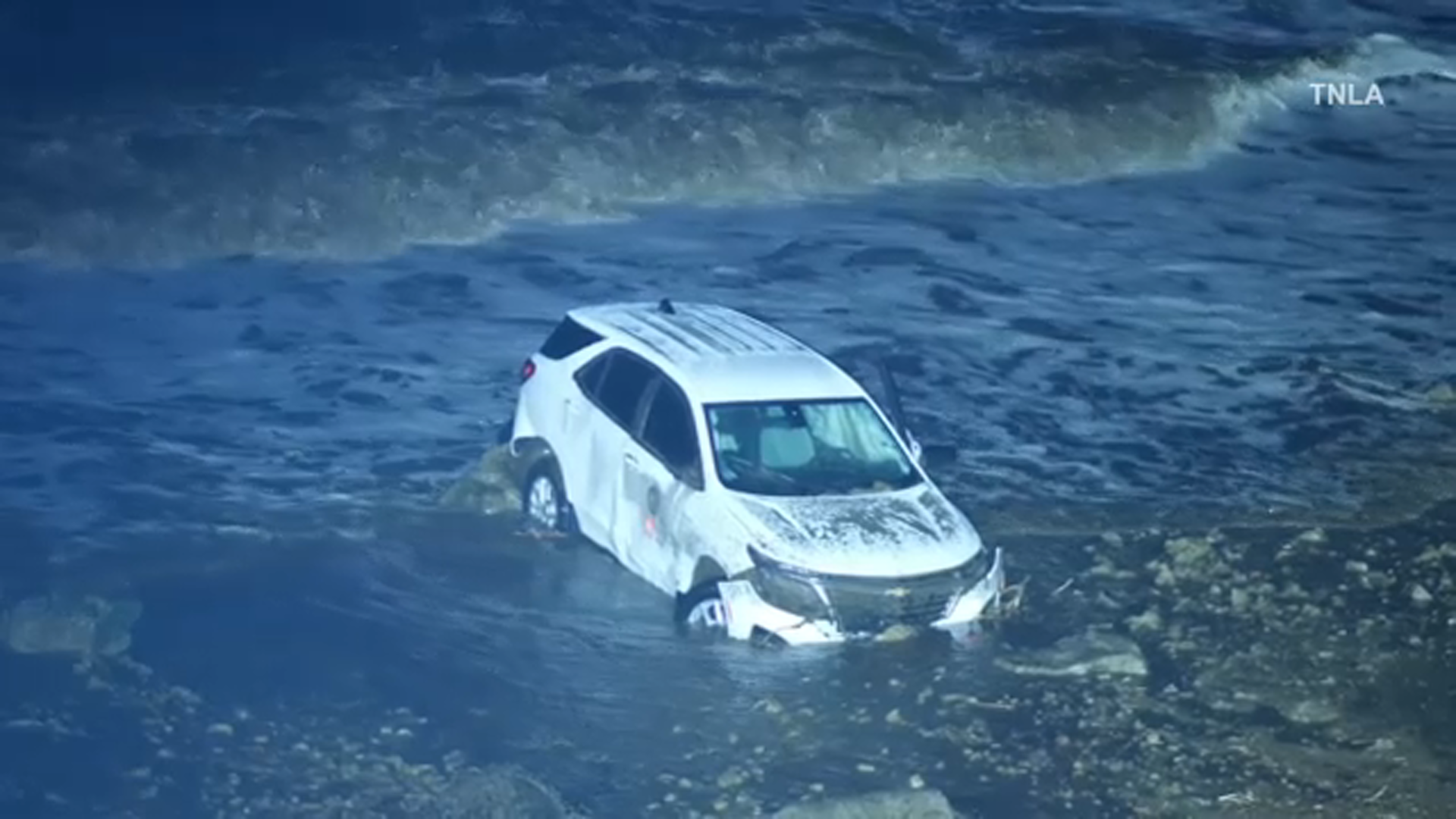 Fuertes aguaceros causaron un deslave en la autopista PCH en Malibú, arrastrando al océano un vehículo del LAFD con un miembro adentro.