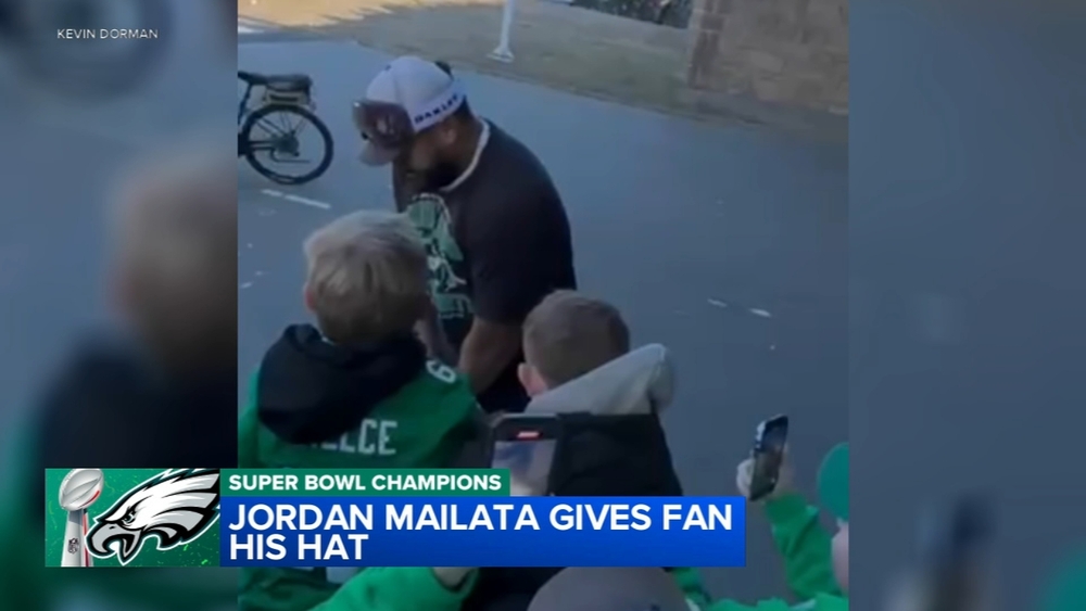 Jordan Mailata gifts young fan hat during Eagles parade