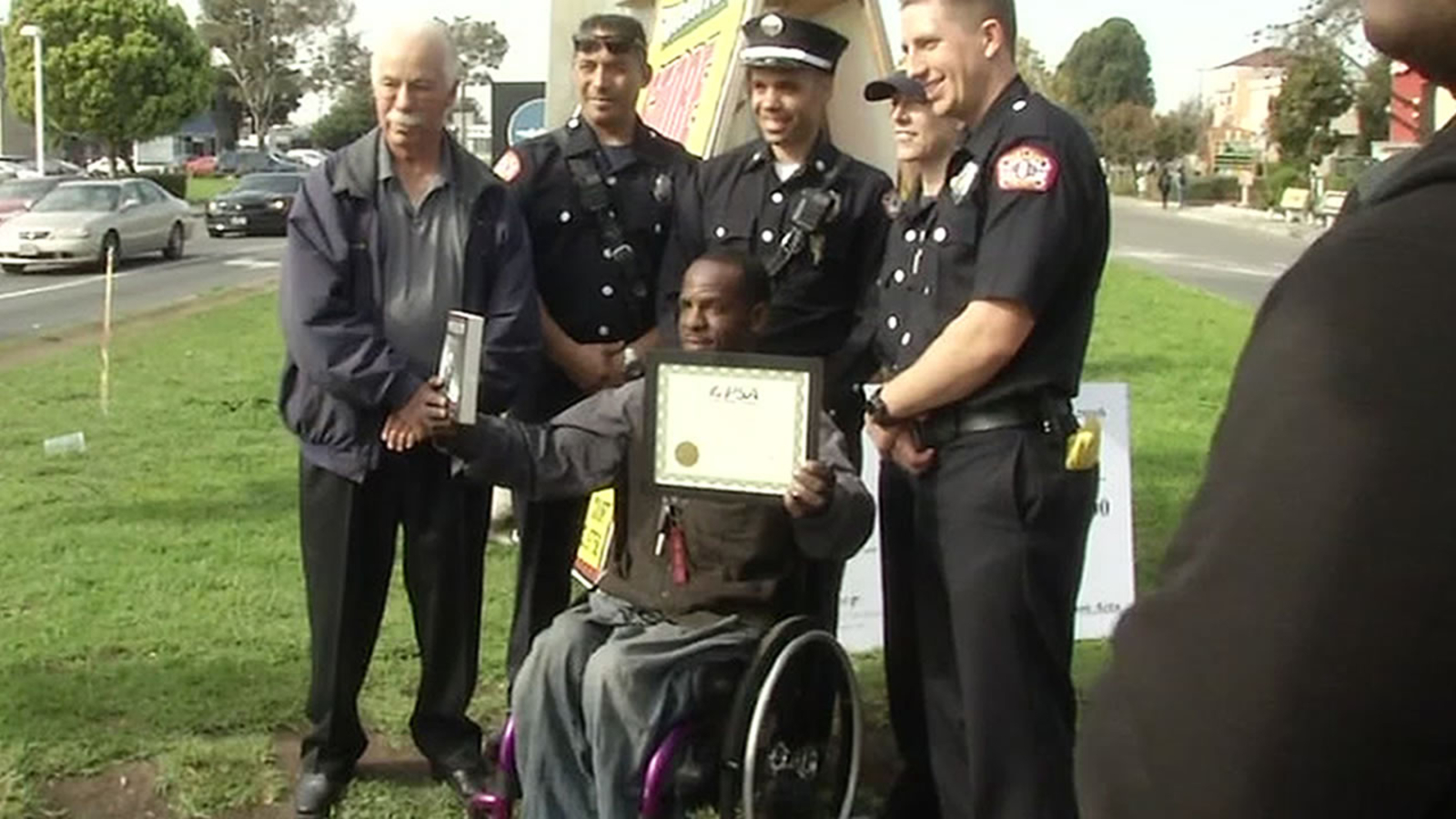 Oakland Officials Help Man Paralyzed In Shooting Become Flight Instructor By Presenting Him With 10 000 Check Abc7 San Francisco