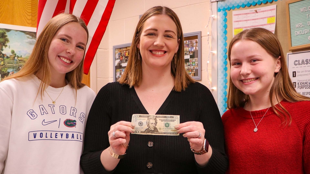 Teacher creates $20 kindness challenge in memory of her sister
