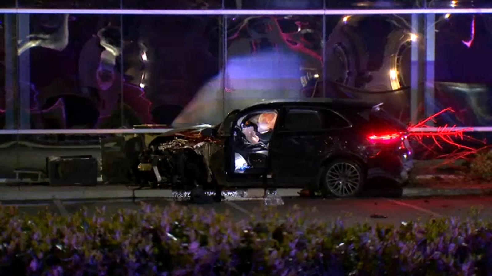 Alleged DUI driver crashes into Fresno building following pursuit, police say