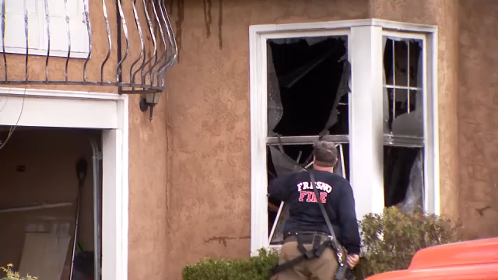 1 person injured in house fire in southeast Fresno, police say