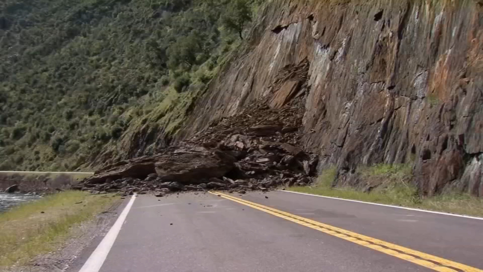 Rockslide blocking road to Yosemite in Mariposa County