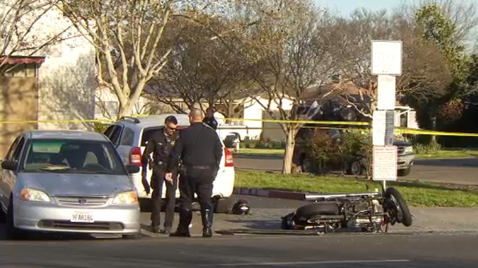 2 men hospitalized following car crash in central Fresno, police say