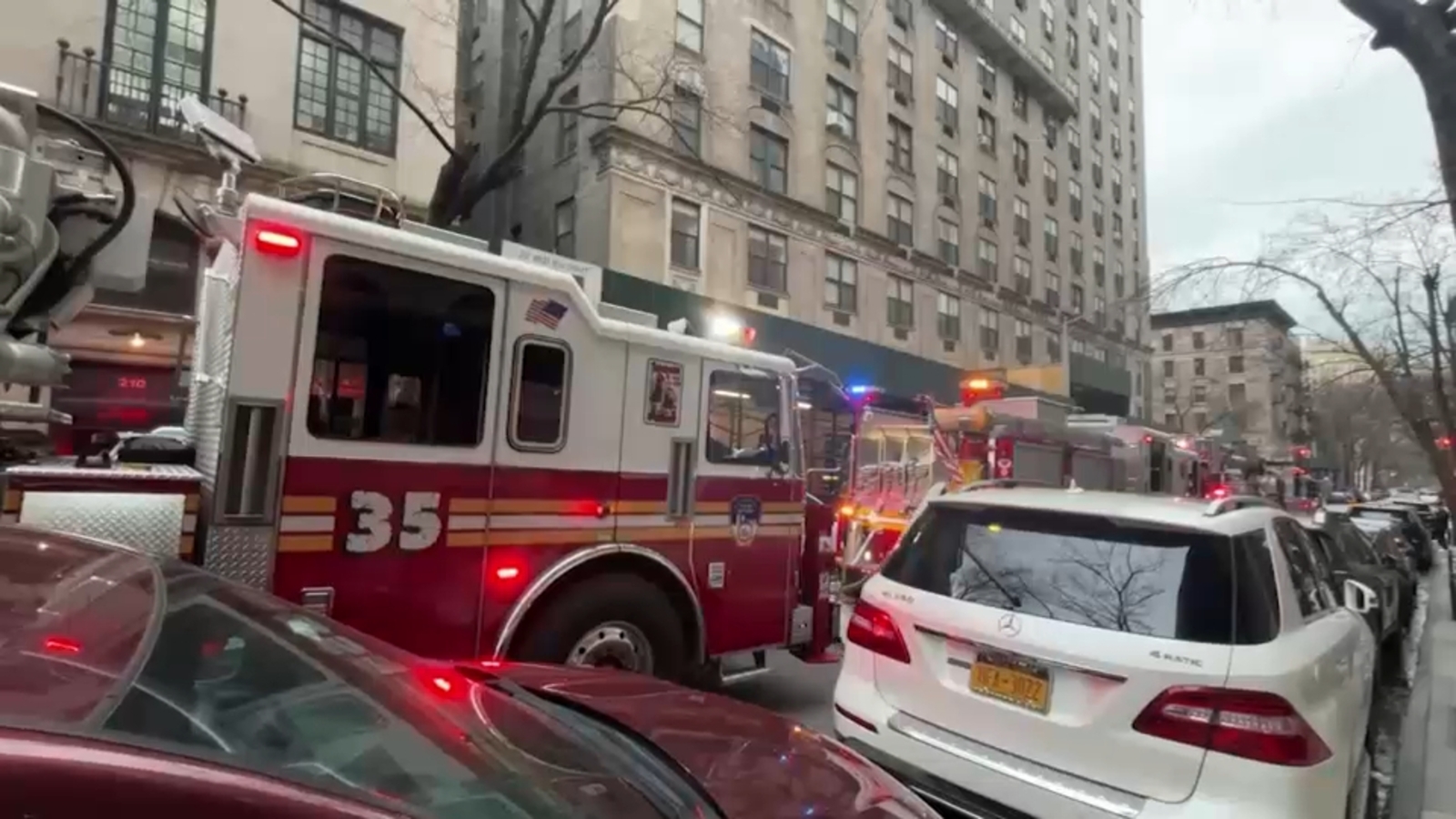 Fire engulfs Upper West Side apartment building - ABC7 New York