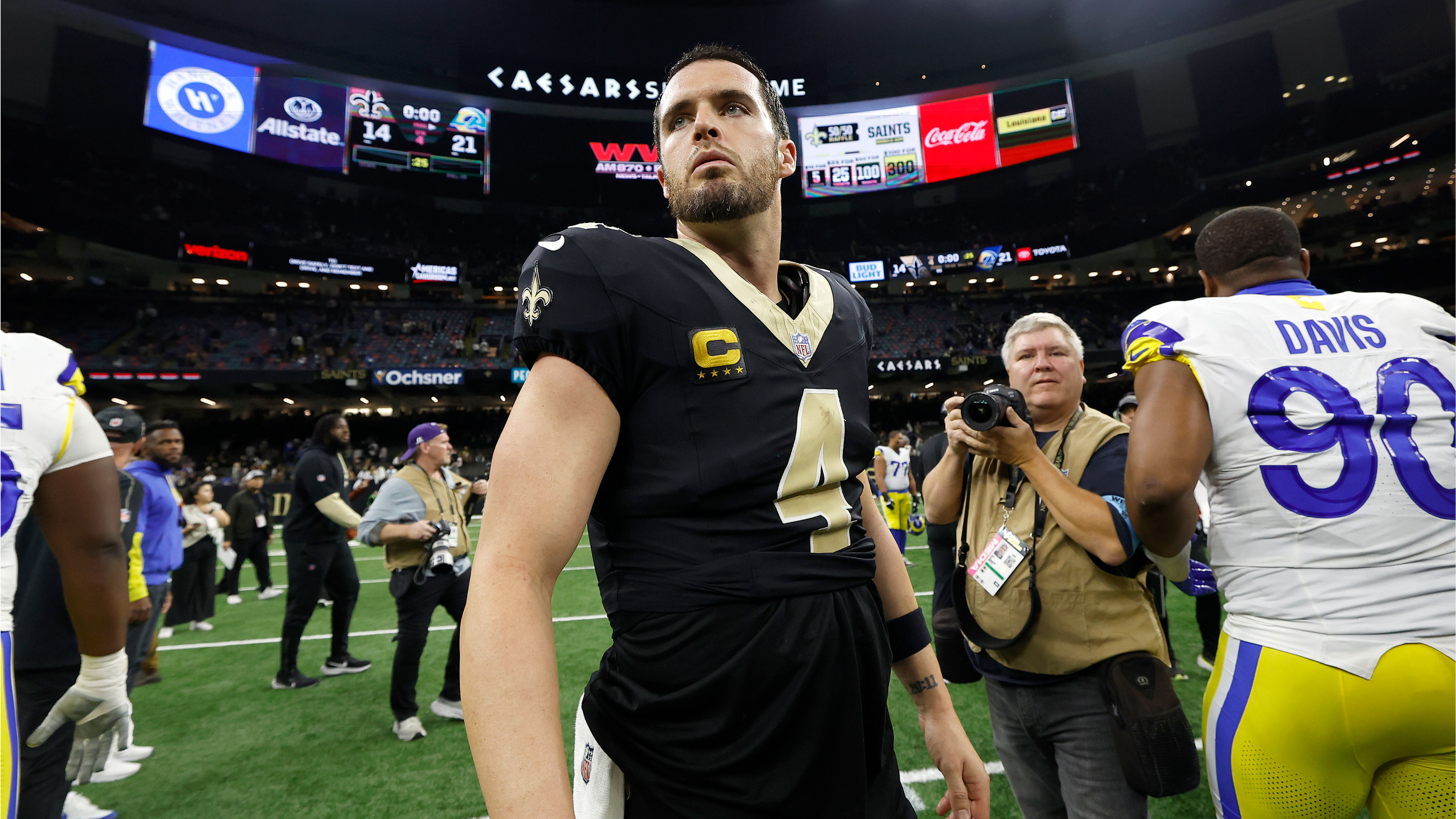 Derek Carr dealing with shoulder injury, weighing surgery ahead of upcoming season, sources say