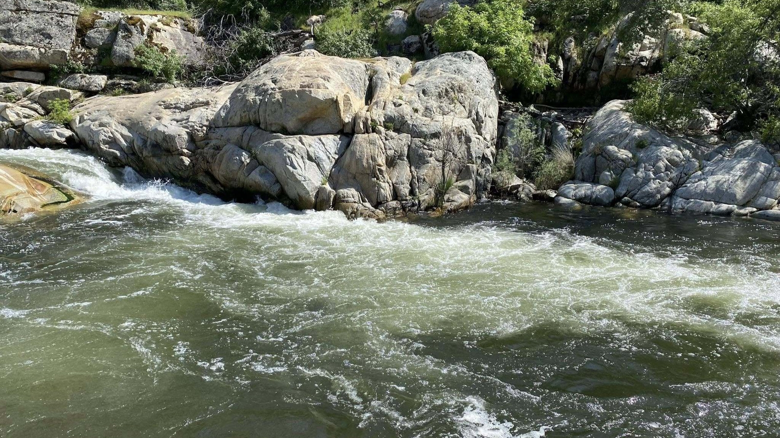 Man dies after being pulled from river in Tulare County, deputies say